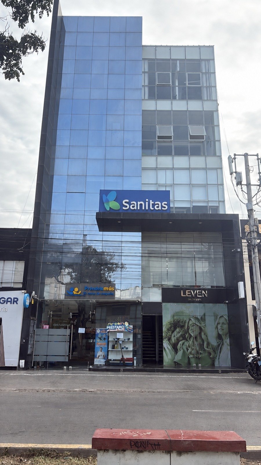 Fachada del edificio COAM donde se encuentra NeuroVida en el piso 4, oficina 401