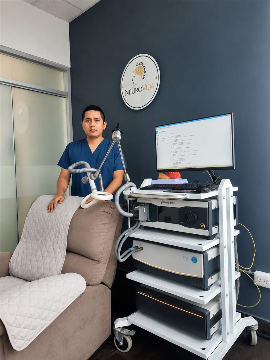 Neurólogo de NeuroVida junto al equipo de Estimulación Magnética Transcraneal
